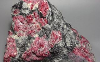 Эвдиалит – лопарский минерал