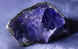 Иолит — фиалковый камень кордиерит