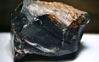 Какими свойствами обладает камень обсидиан?